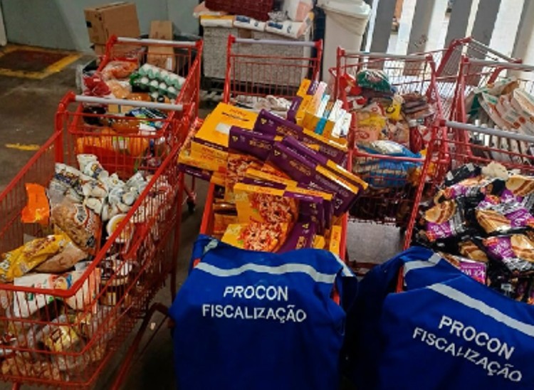Pizza, carne, enlatados e até ovos: 300 kg de alimentos impróprios para consumo são aprendidos em supermercado de Juiz de Fora