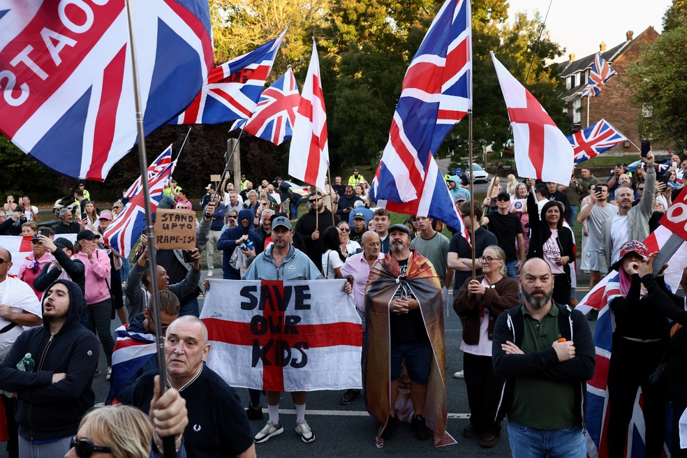 Manifestantes anti-imigração protestaram contra o uso de hotéis para abrigar solicitantes de asilo em Epping, na Inglaterra, em 31 de agosto de 2025. — Foto: REUTERS/Jack Taylor