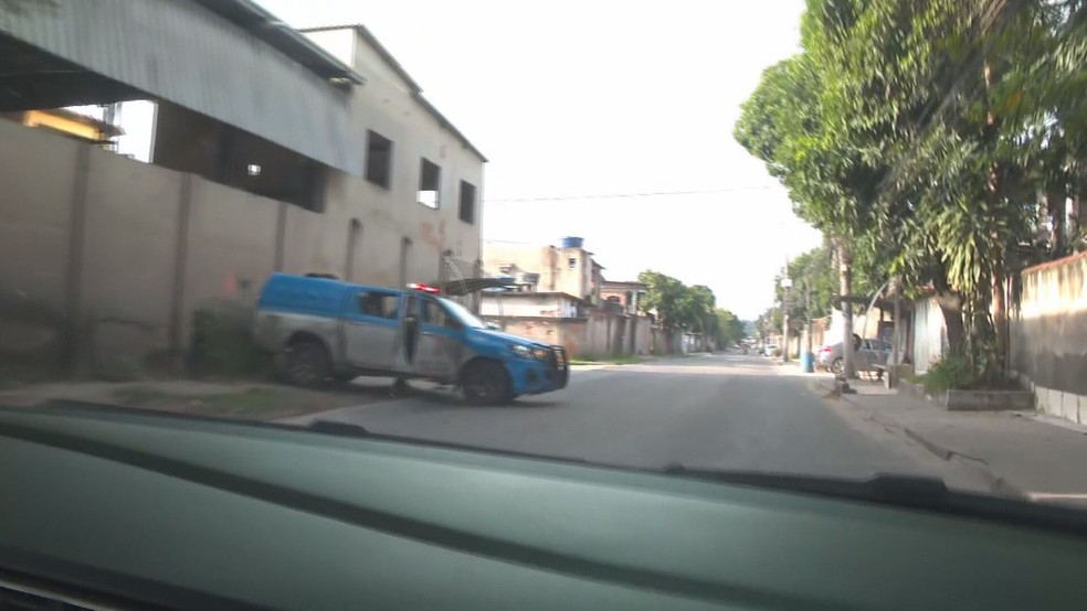 Moradores de cinco condomínios da Rua Lauro Sodré, no Jardim Pantanal, se sentem reféns. Além da "taxa" pela água de R$ 200, os criminosos cobram R$ 150 de "condomínio" de cada apartamento. — Foto: Reprodução TV Globo