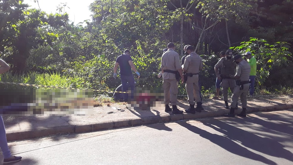 Vítimas foram encontradas às margens de avenida — Foto: Márcio Novais/TV Anhanguera