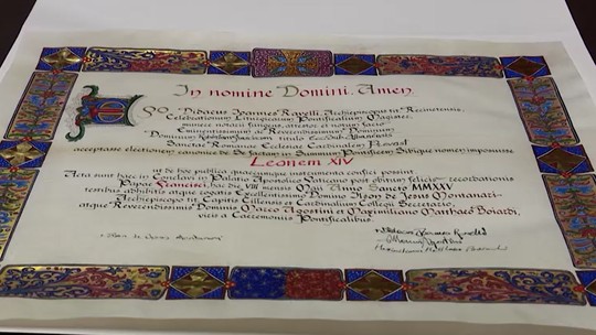 Vaticano publica documento que oficializa papado de Leão XIV - Documento foi confeccionado no dia seguinte à eleição do americano Robert Prevost para liderar a Igreja Católica.