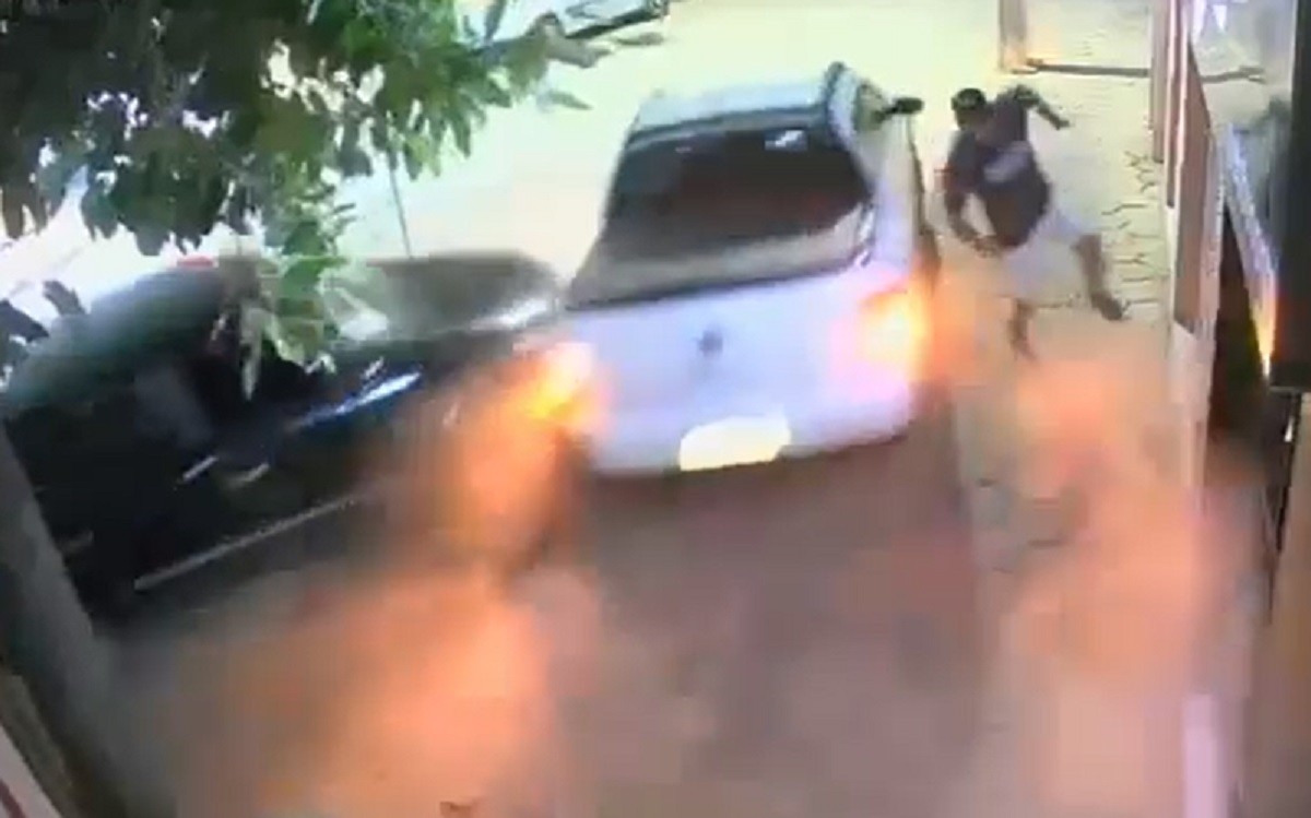 VÍDEO: Por um triz, secretário de cultura escapa de ser atropelado por carro desgovernado no interior de MG