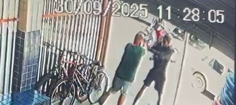 Vídeo mostra criminoso atirando em PM que segurava filha no colo no RJ