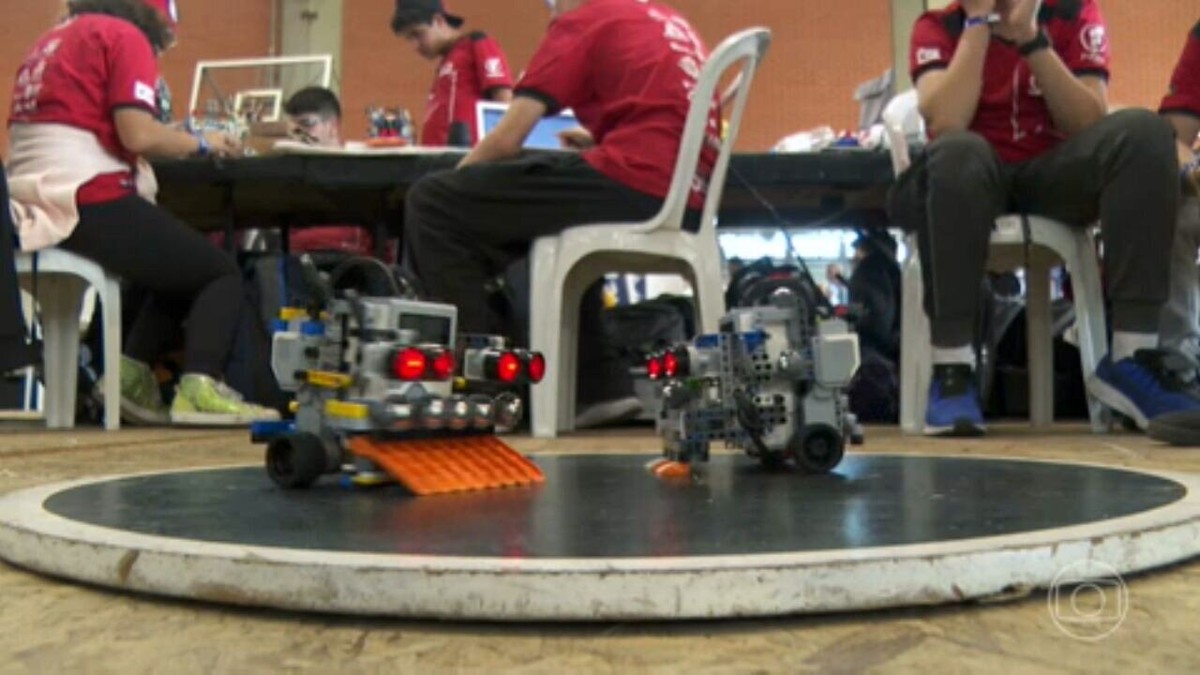 Competição de robótica reúne alunos de universidades e do ensino médio de todo o Brasil em SP