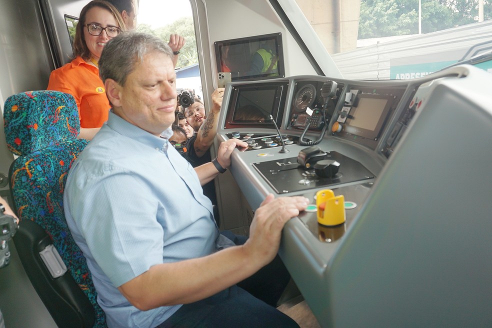 O governador Tarcísio de Freitas (Republicanos) participa de entrega de trem da ViaMobilidade em SP em fevereiro de 2023. — Foto: Rogério Cassimiro/GESP/Divulgação