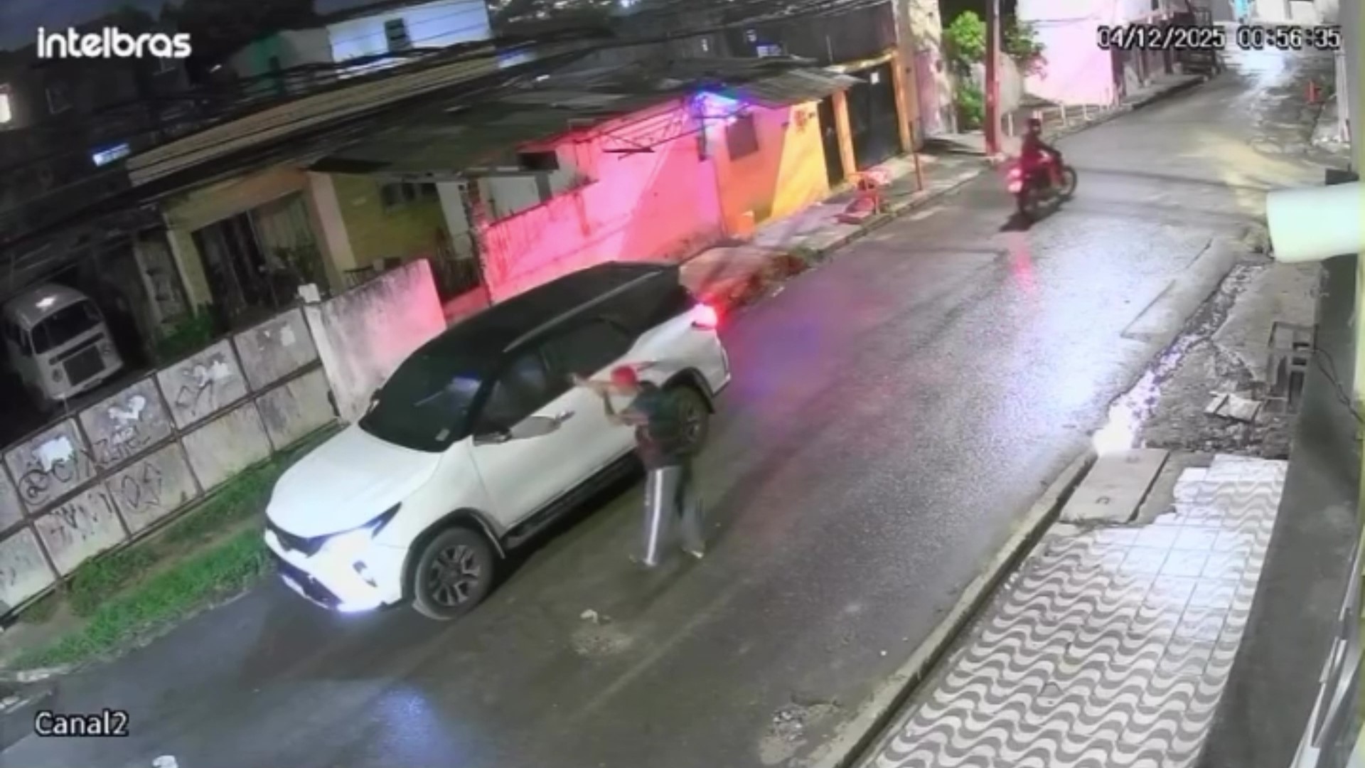 Vereador é rendido por assaltantes e tem carro roubado no Recife; vídeo mostra crime