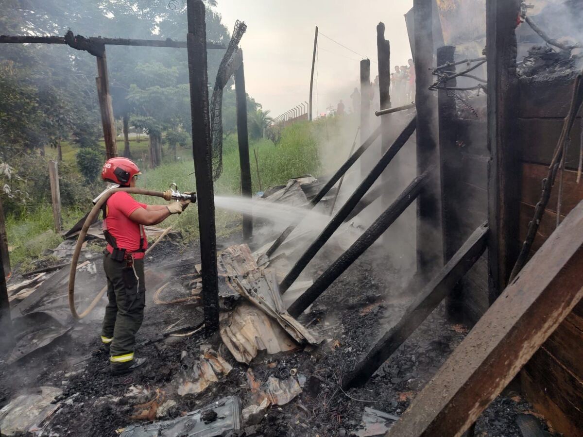 Homem e criança morrem em incêndio em casa de madeira no interior do AM