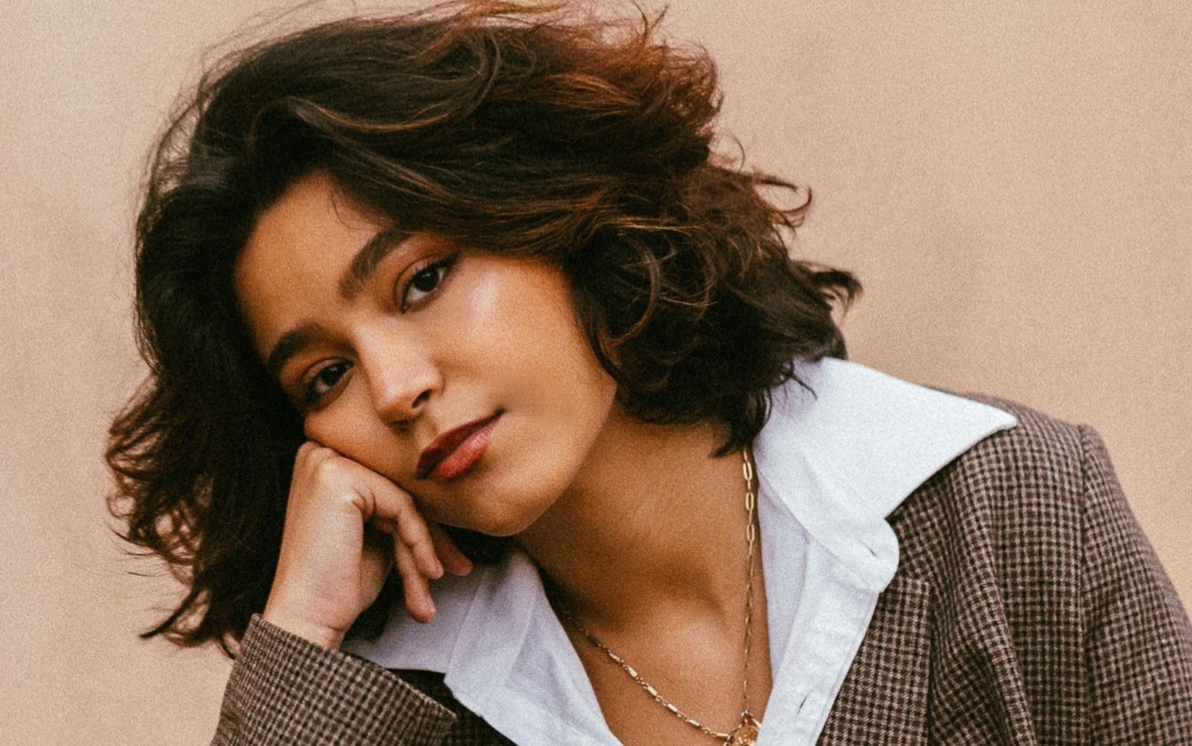 Conheça cantora brasileira que viralizou na internet e já lotou shows em mais de 20 países