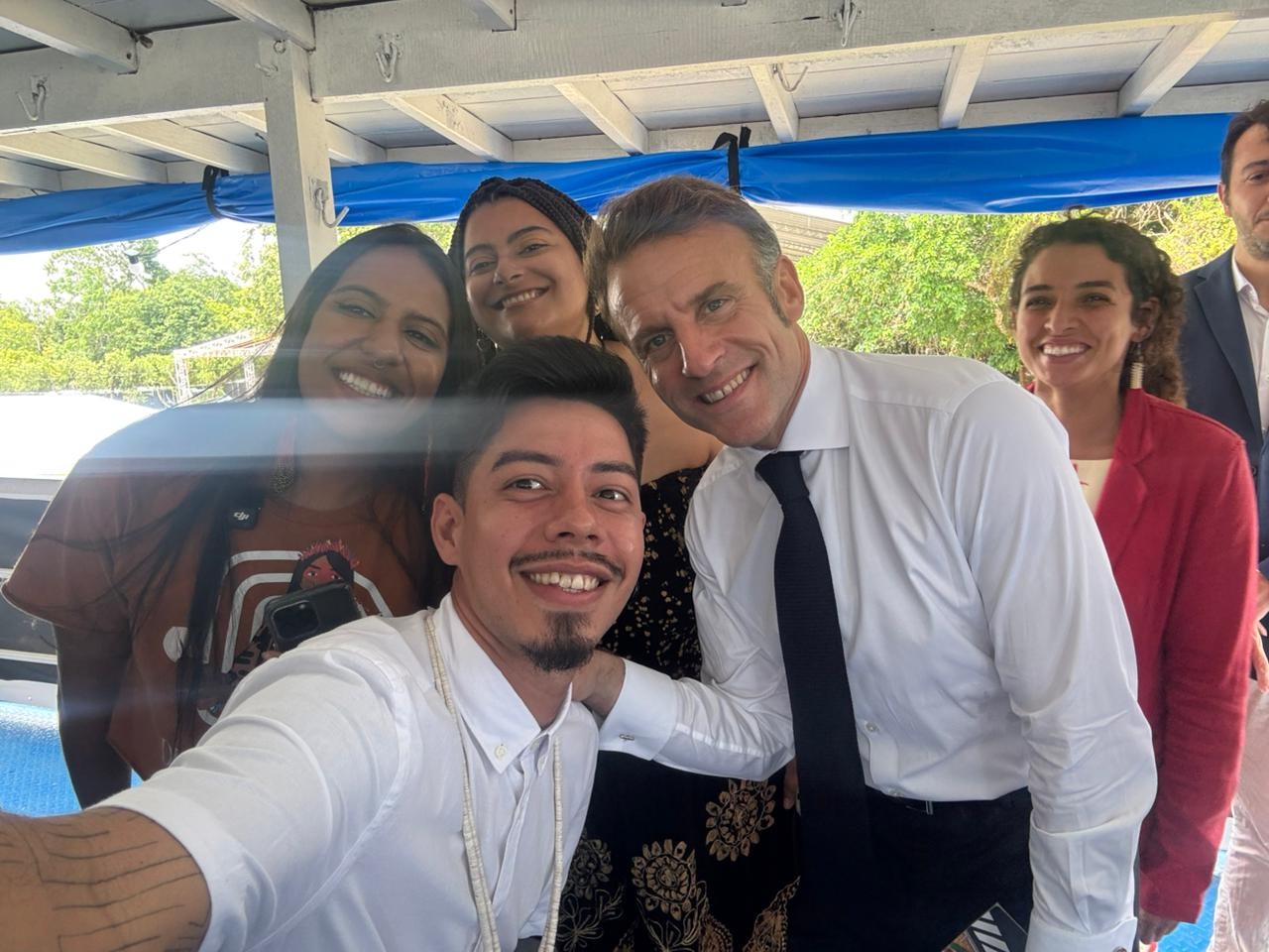 COP 30: Presidente da França se reúne com jovens lideranças climáticas dentro de barco em Belém