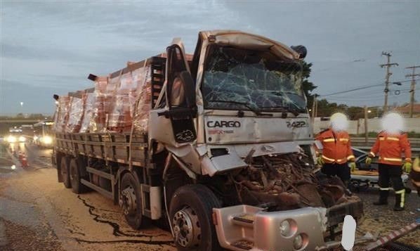 Motorista fica ferido em acidente com dois caminhões na Rodovia João Mellão em Avaré
