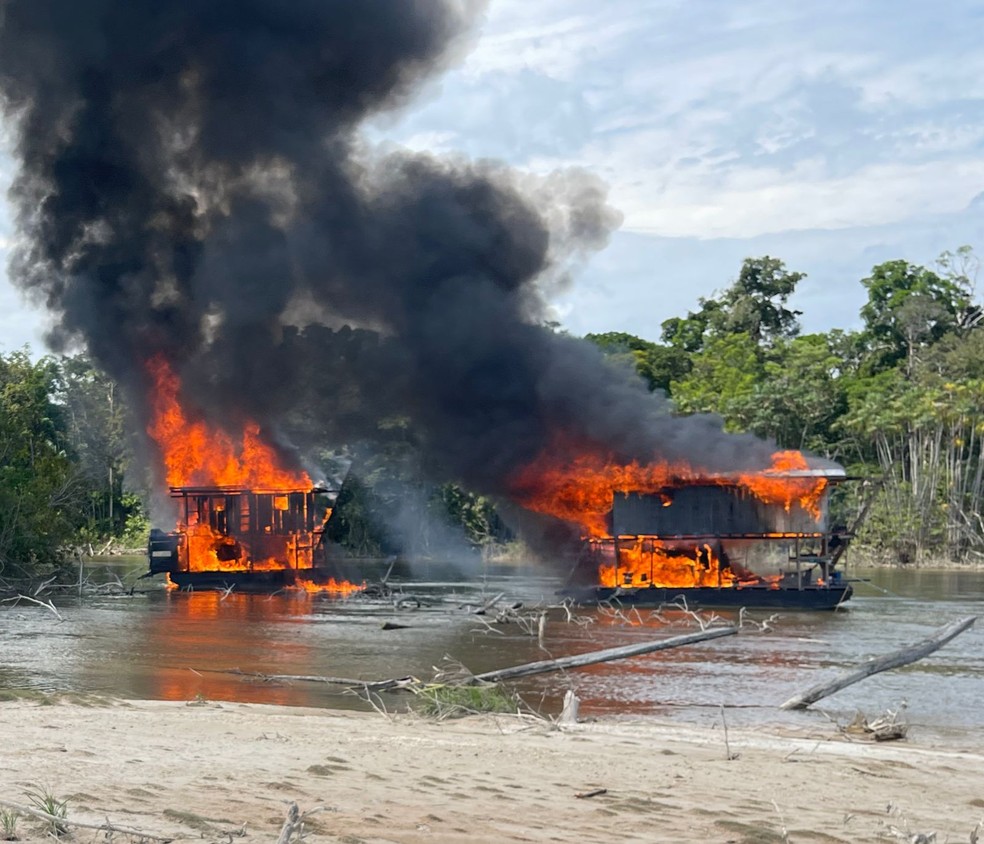 Para fugir da fiscalização, balsas de garimpo migram para Amazônia profunda  - 14/11/2022 - UOL TAB