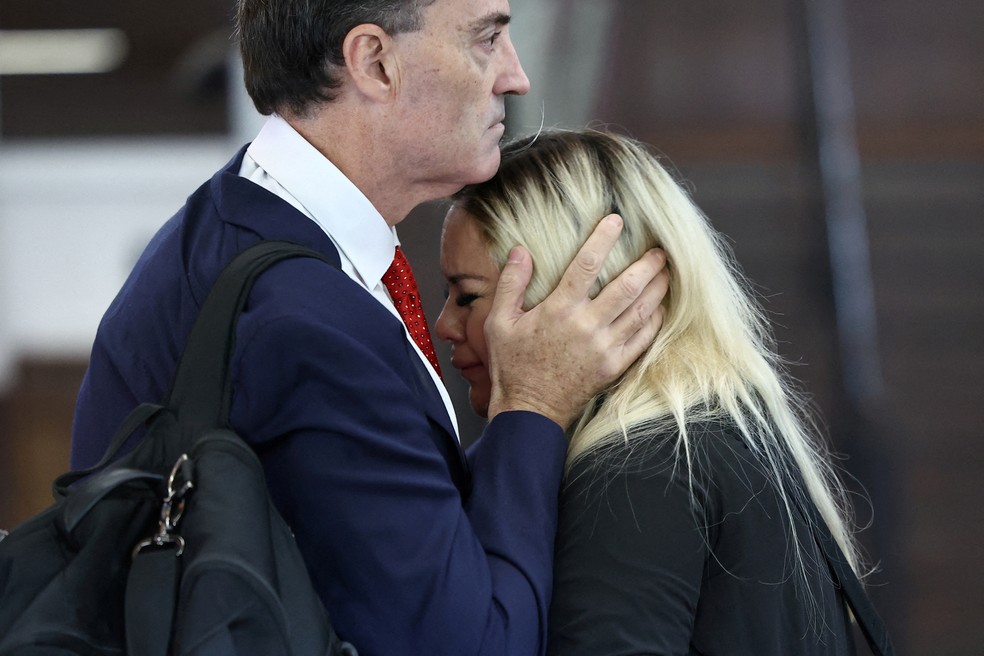 Veronica Ojeda, ex-namorada de Maradona, chora na porta do tribunal — Foto: REUTERS/Agustin Marcarian