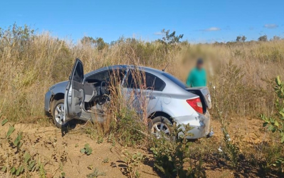 Carro do motorista de app abandonado pelos assaltantes no milharal, em Planaltina de Goiás — Foto: Reprodução/TV Anhanguera