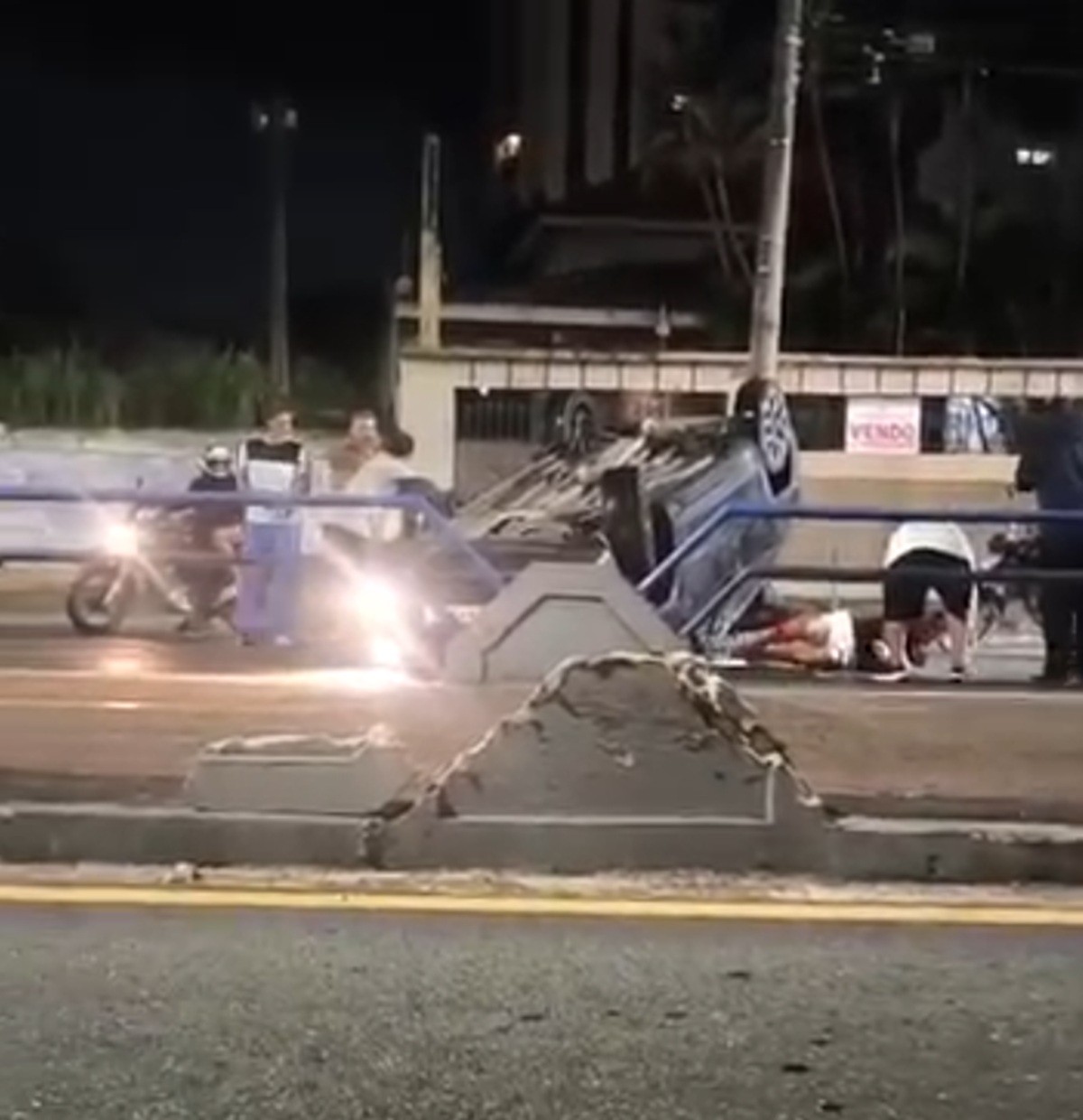 Carro capota após bater em ciclovia na Avenida 28 de Março, em Campos