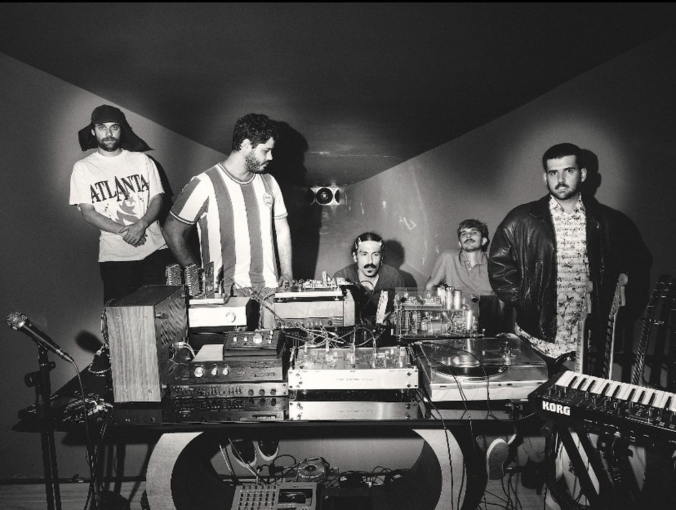 O grupo paranaense Jovem Dionísio lança o terceiro álbum, 'Migalhas', em 1º de abril — Foto: Fernando Mendes / Divulgação