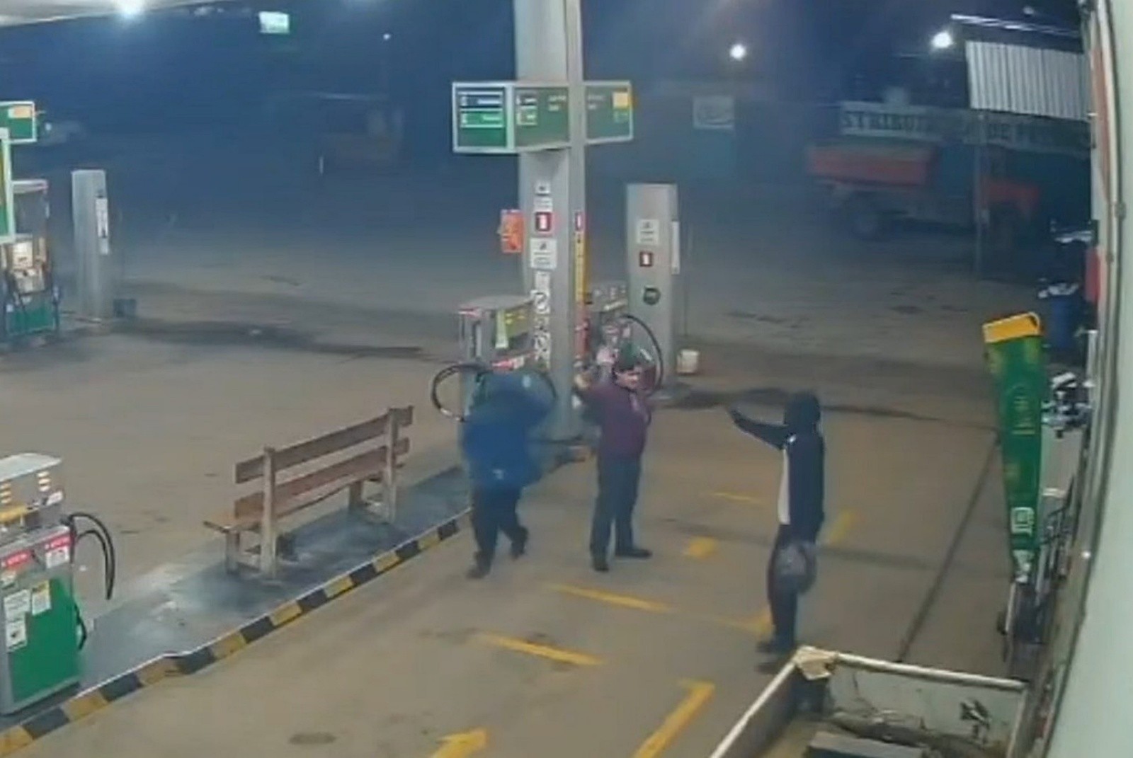 VÍDEO: Dupla armada assalta posto de combustíveis em Carmo do Rio Claro