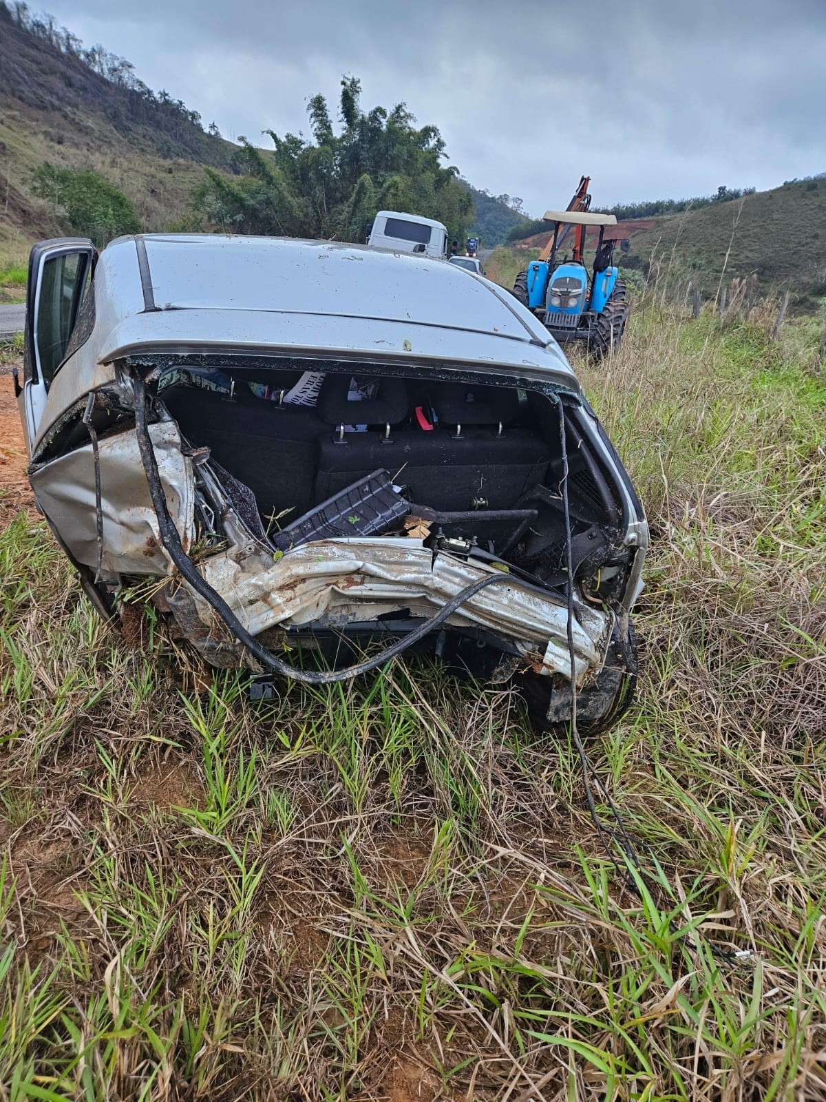 Motorista perde controle em ultrapassagem, cai em ribanceira e é socorrido por ambulância que passava pelo local em MG