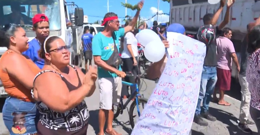 Família e moradores contestam versão de policiais e dizem que vendedor de lanches foi morto na porta de casa em Salvador — Foto: Reprodução/TV Bahia