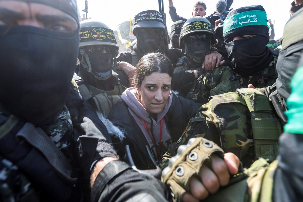 Refém israelense Arbel Yehud, de 29 anos, sendo conduzida por membros do grupo terrorista Hamas em meio a multidão durante libertação em 30 de janeiro de 2025. — Foto: REUTERS/Ramadan Abed TPX IMAGES OF THE DAY