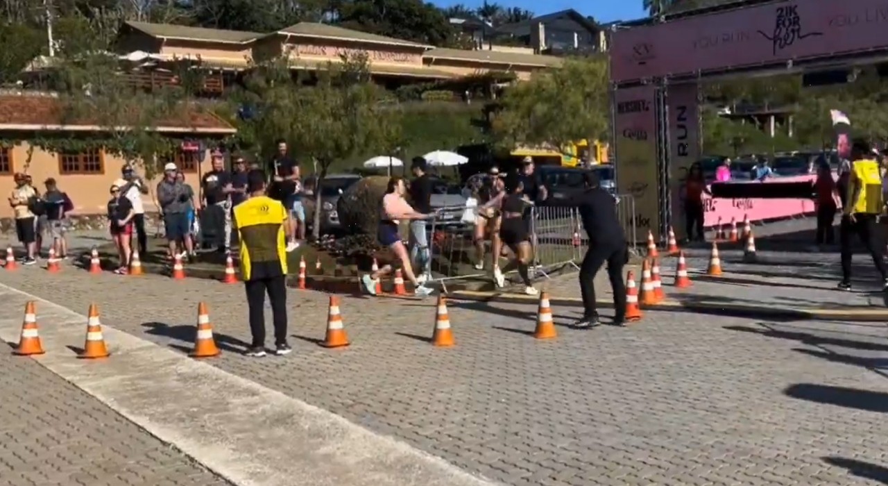 VÍDEO: corredora é desclassificada após derrubar grade e causar queda de outra atleta em São Roque