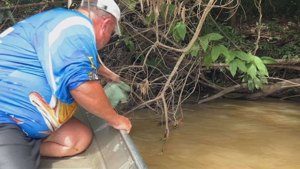 Limpeza também fez parte da missão das mais de 100 pessoas que participaram da descida do rio — Foto: Reprodução/TV TEM