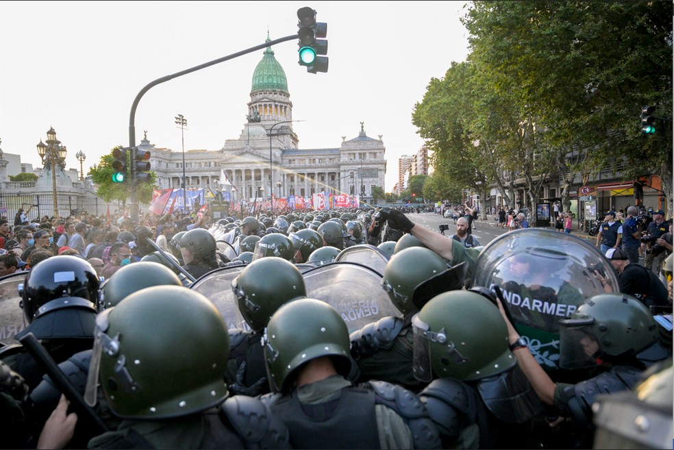 Confronto entre manifestantes e policiais na praça do lado de fora do Congresso da Argentina, em Buenos Aires — Foto: Juan Mabromata/AFP