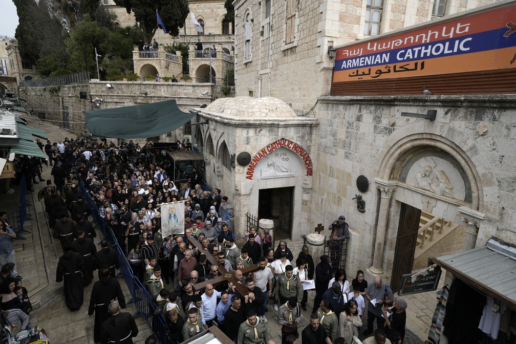 Cristãos percorrem a procissão da Via Sacra que comemora a crucificação de Jesus Cristo na Sexta-feira Santa, na Cidade Velha de Jerusalém, em Israel, em 29 de março de 2024 — Foto: Leo Correa/AP