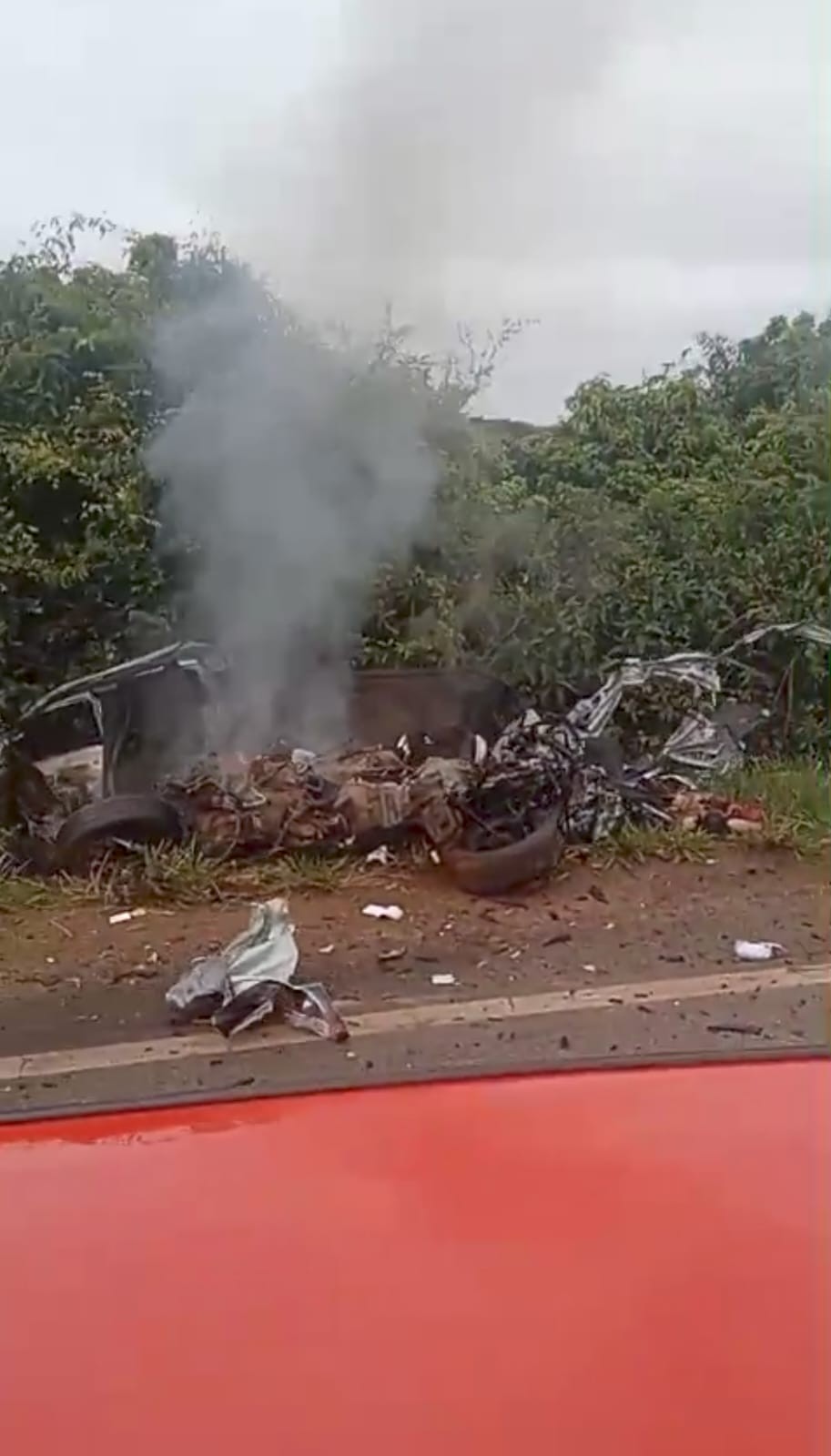 
Homem morre após carro explodir ao bater em carreta durante acidente no interior do Acre