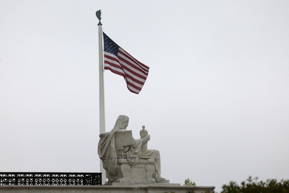 Monumento "A Contemplação da Justiça" posicionado do lado de fora da Suprema Corte dos EUA — Foto: Evelyn Hockstein/REUTERS