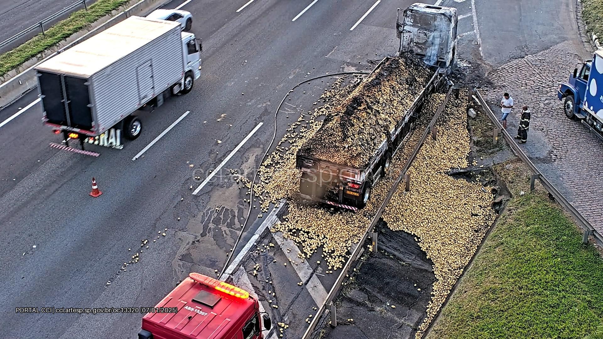 Caminhão carregado com batata pega fogo em rodovia do interior de SP