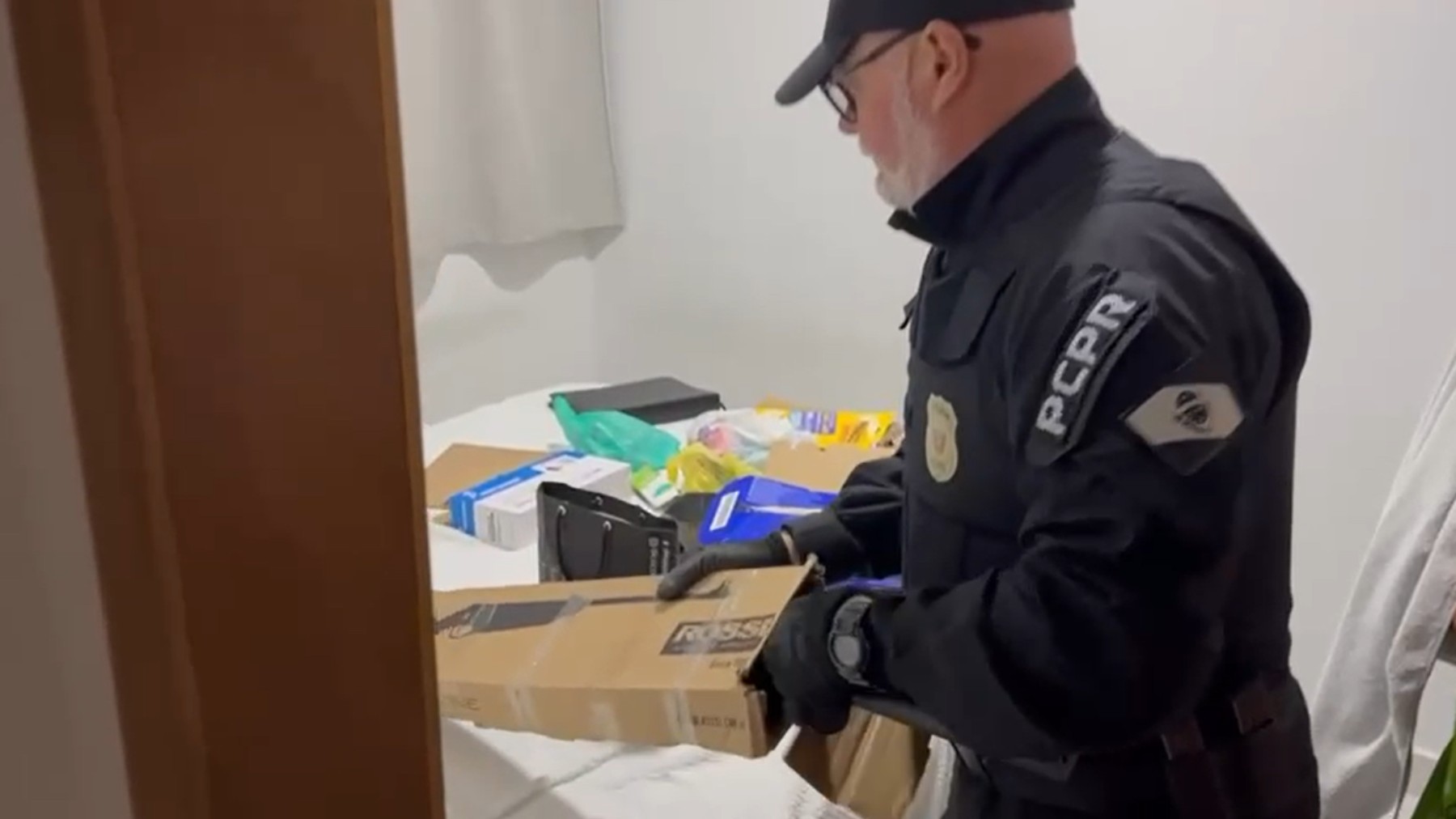 Quadrilha suspeita de obter mais de R$ 700 mil com golpes em empresas é alvo de operação policial no Paraná