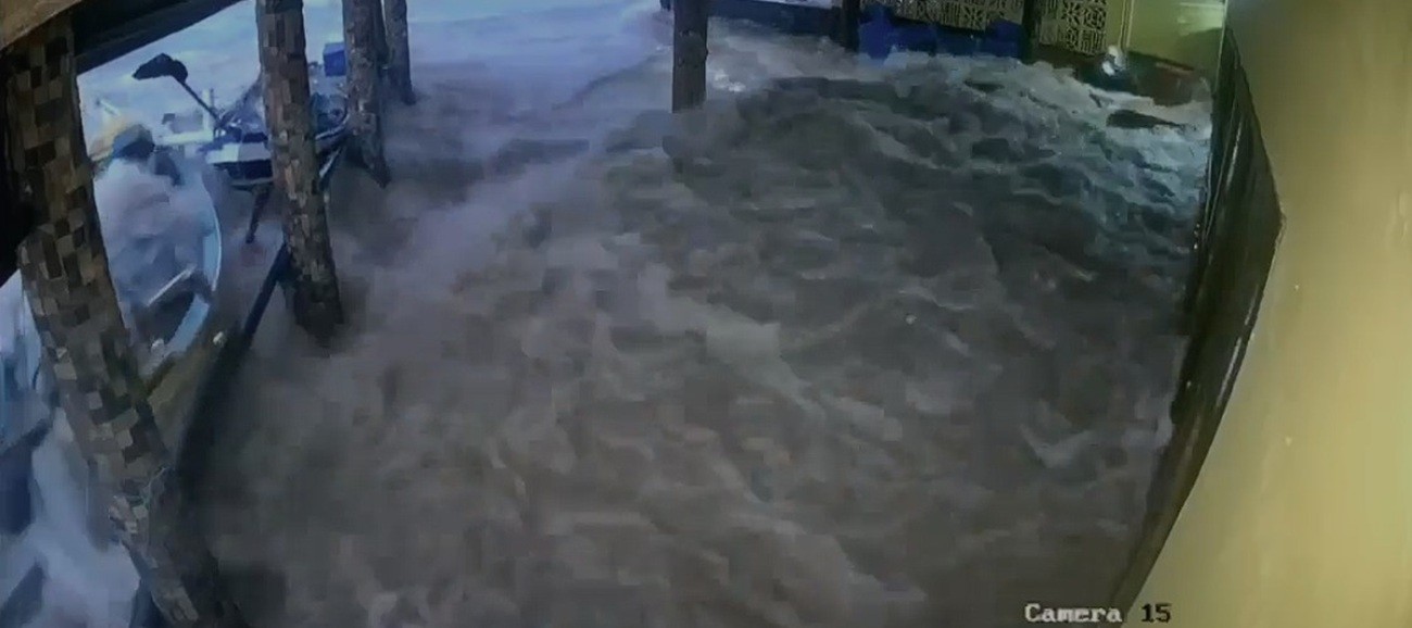Mar avança rápido, destrói barcos, invade restaurante e assusta pescadores no Sul de SC; VÍDEO
