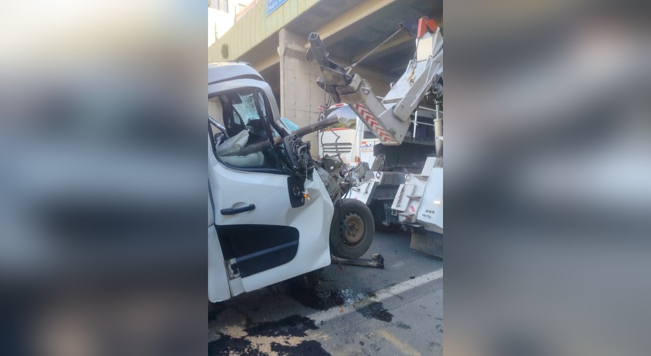 Batida entre caminhões deixa uma pessoa gravemente ferida em rodovia de Cabreúva 