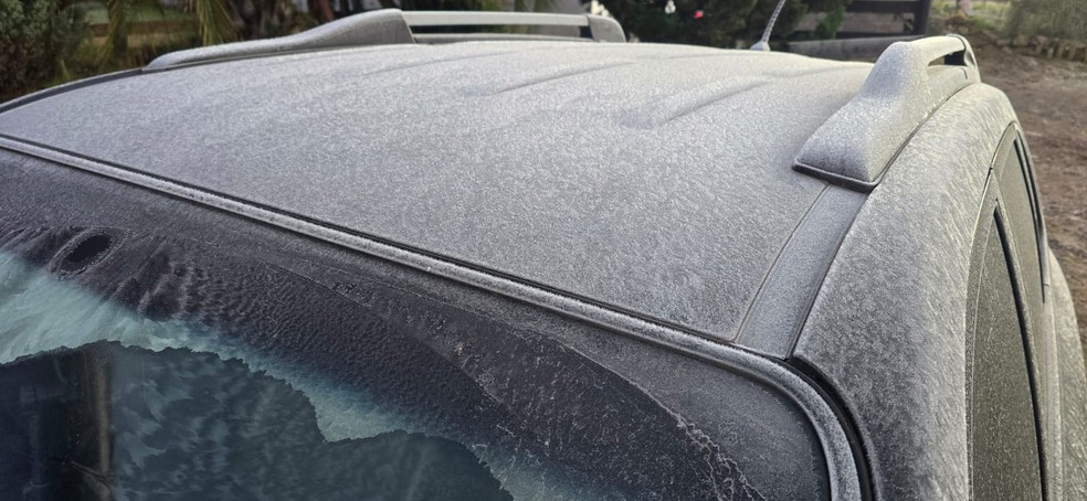 Frio congela vidro de carro e 'caçador de frio' usa chaleira com água para resolver problema — Foto: Mycchel Legnaghi/Divulgação