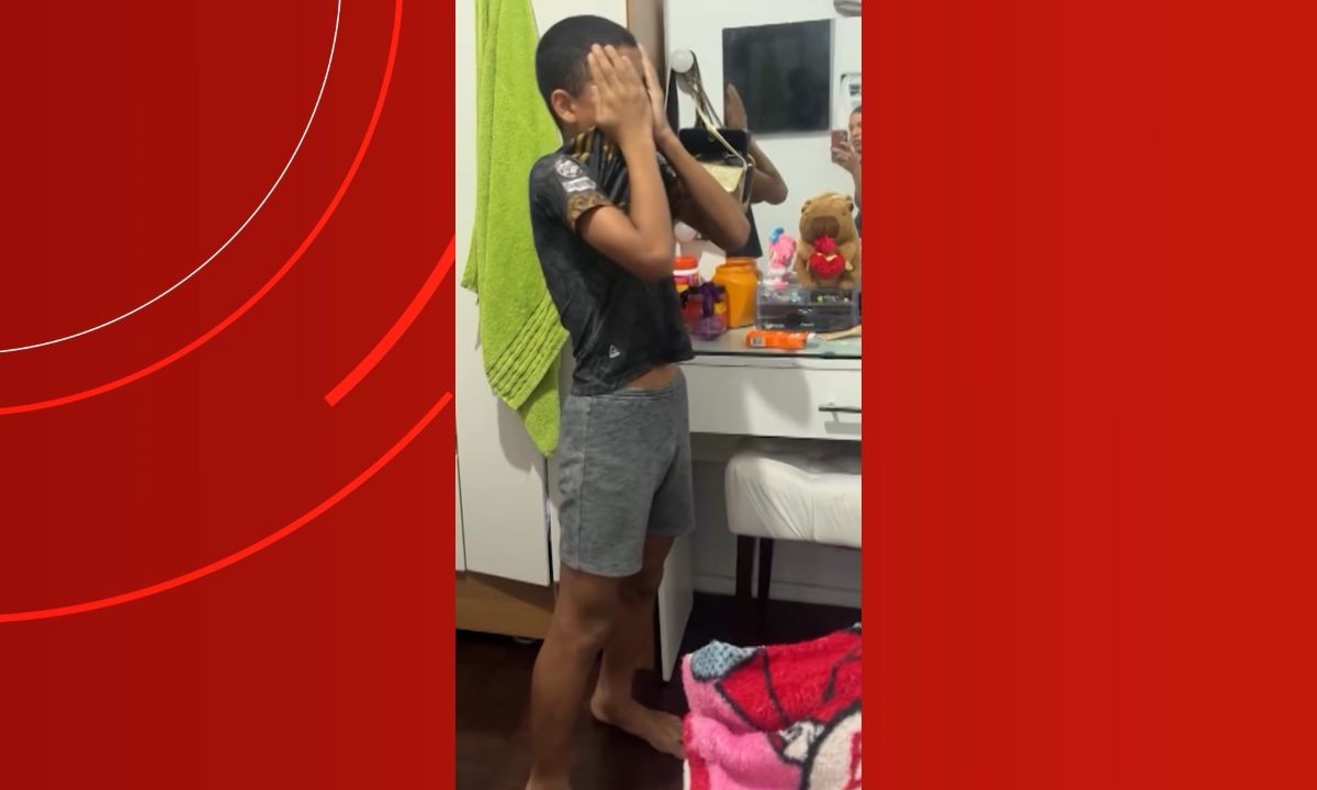 Criança chora emocionada ao tirar figurinha rara de Cristiano Ronaldo no álbum da Copa em Manaus