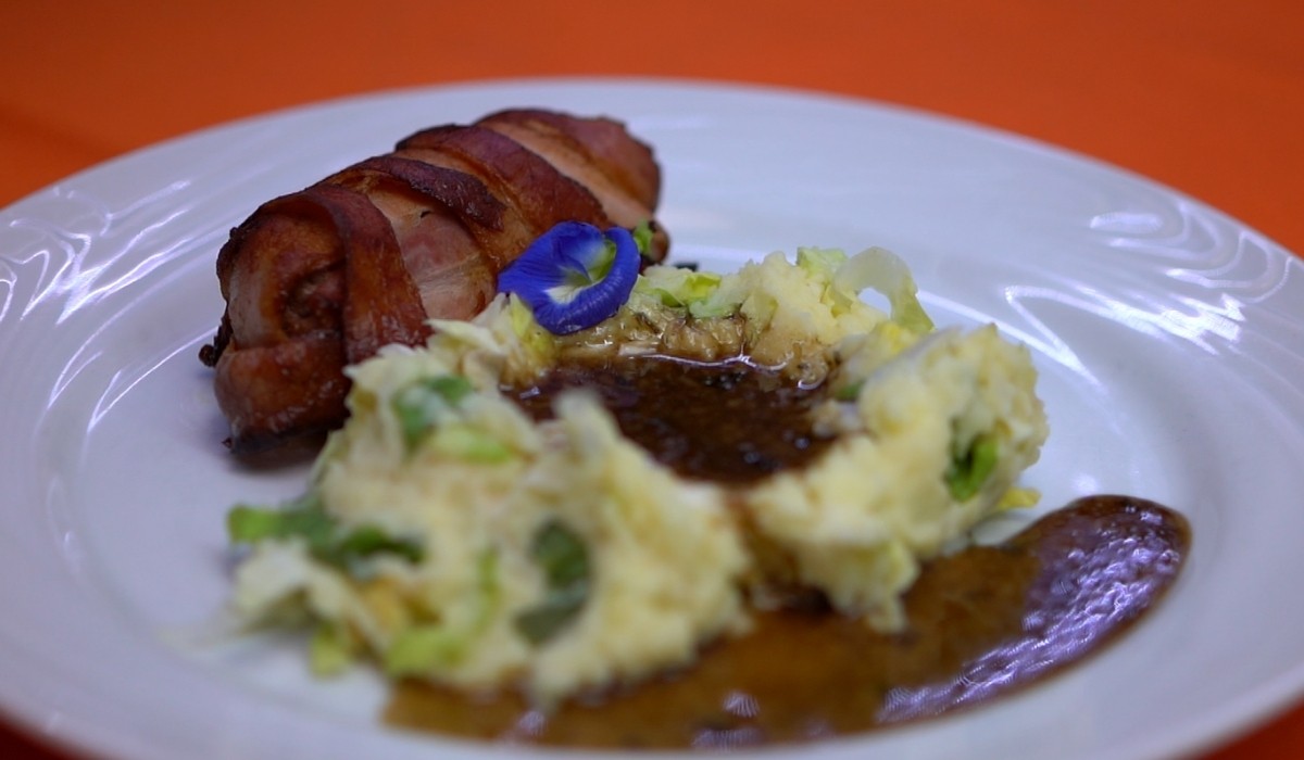 Sabor de Casa: aprenda a fazer charuto de carne moída com purê de batatas e chicória