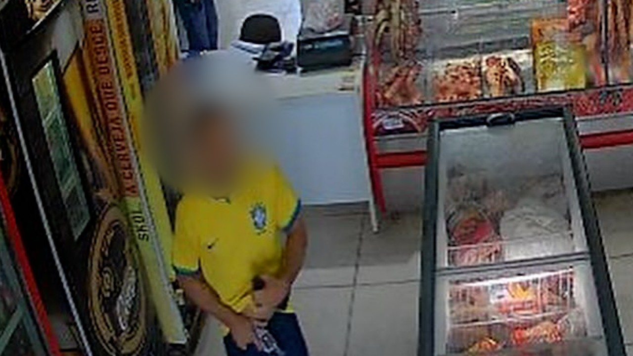 Homem armado rende funcionários e cliente durante roubo em açougue; VÍDEO
