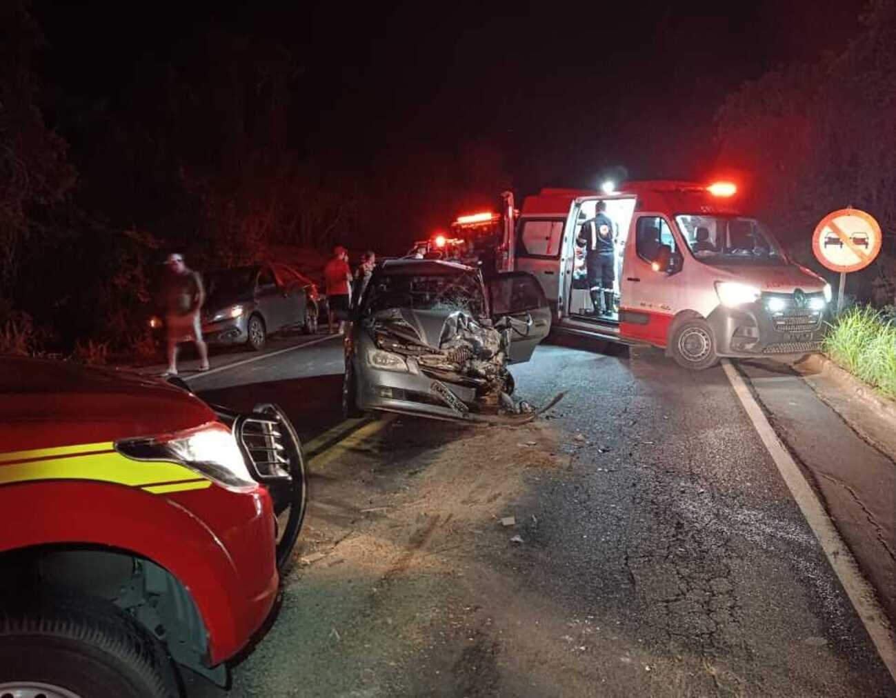 Dois motoristas ficaram feridos em acidente na BR-135