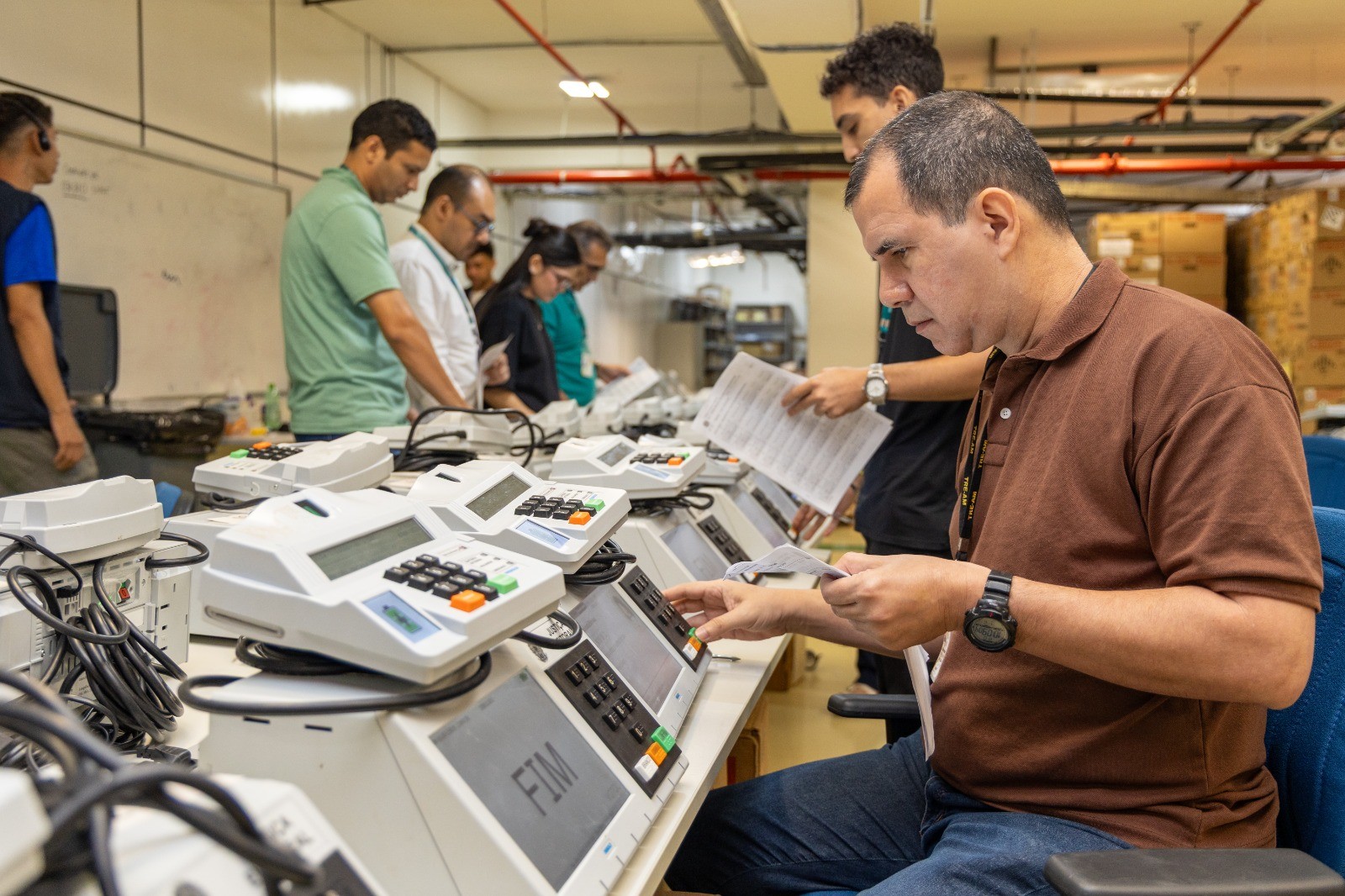TRE-AM testa 275 urnas eletrônicas que serão usadas nas Eleições 2026; veja como funciona o simulado