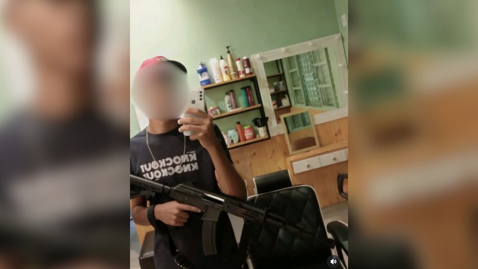 Adolescente publica foto segurando fuzil em Ilha Solteira (SP) — Foto: Arquivo pessoal