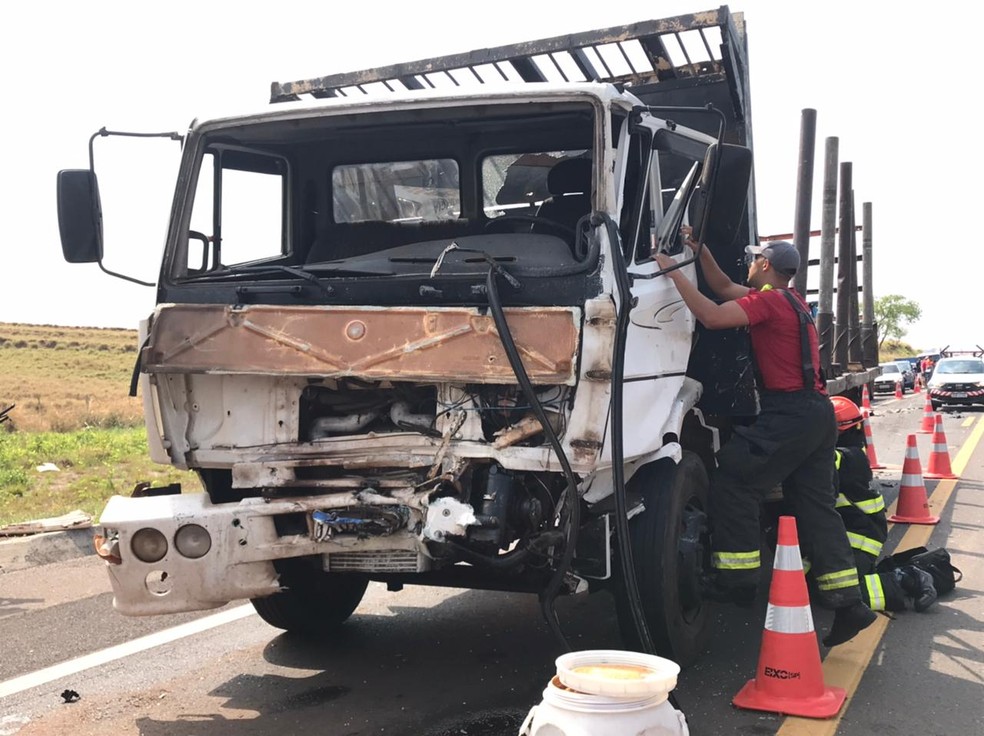Jovem morre em acidente entre carro, caminhão e bitrem na rodovia de Flórida Paulista (SP) — Foto: Diego Fernandes/Grupo Folha Regional