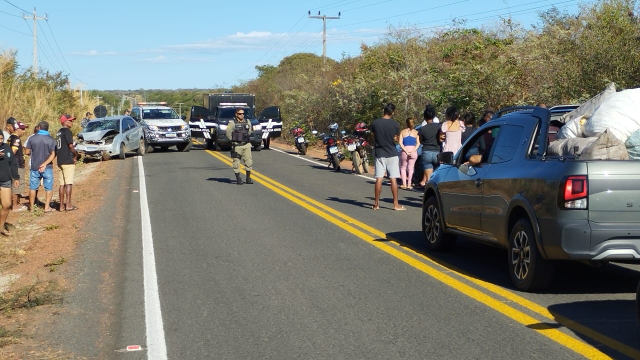 Mulher morre e três ficam feridos após acidente com carro e duas motos no interior do Piauí