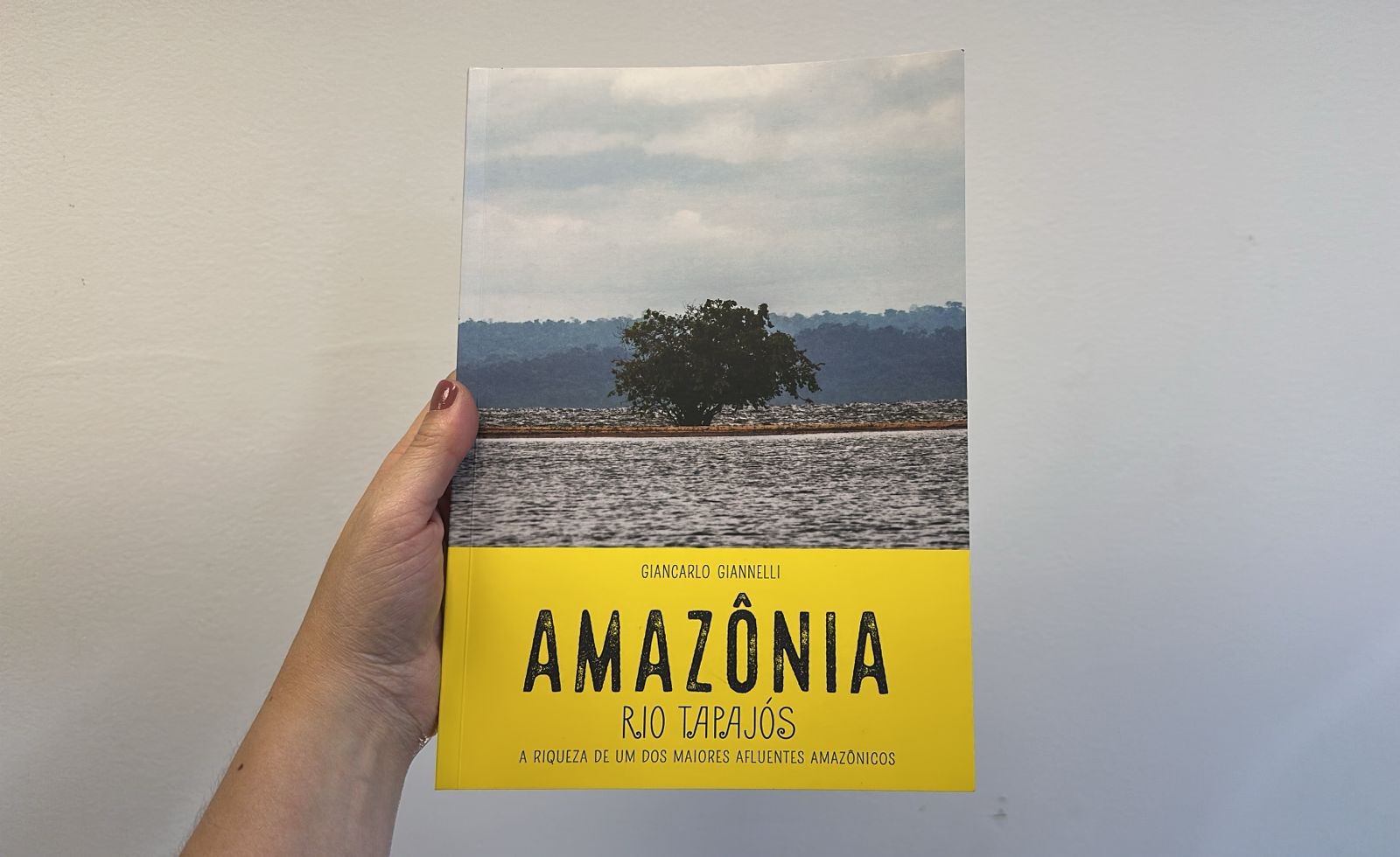 Livro fotográfico revela vivências de comunidades ribeirinhas do rio Tapajós, no Pará
