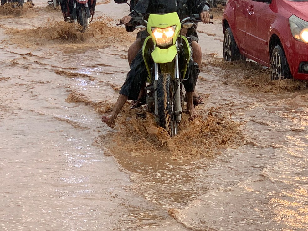 Moto passa por alagamento na Avenida Felizardo Moura, em Natal — Foto: Gustavo Brendo/Inter TV Cabugi