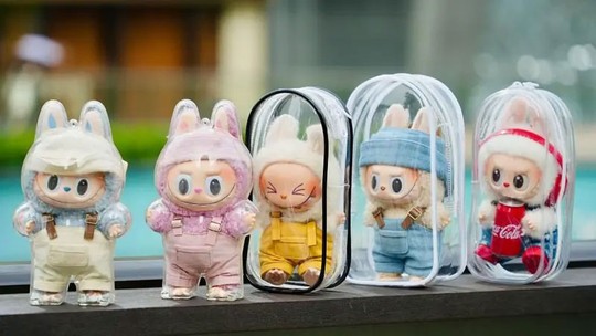 Fofos ou bizarros? Como os bonecos Labubu viraram febre mundial - Os bonecos quase triplicaram os lucros de sua fabricante — e, segundo alguns analistas, deram novo impulso ao soft power chinês.