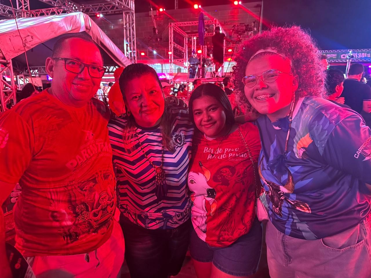 Família dividida entre Caprichoso e Garantido curte junta a primeira noite do Carnaboi 2026 em Manaus