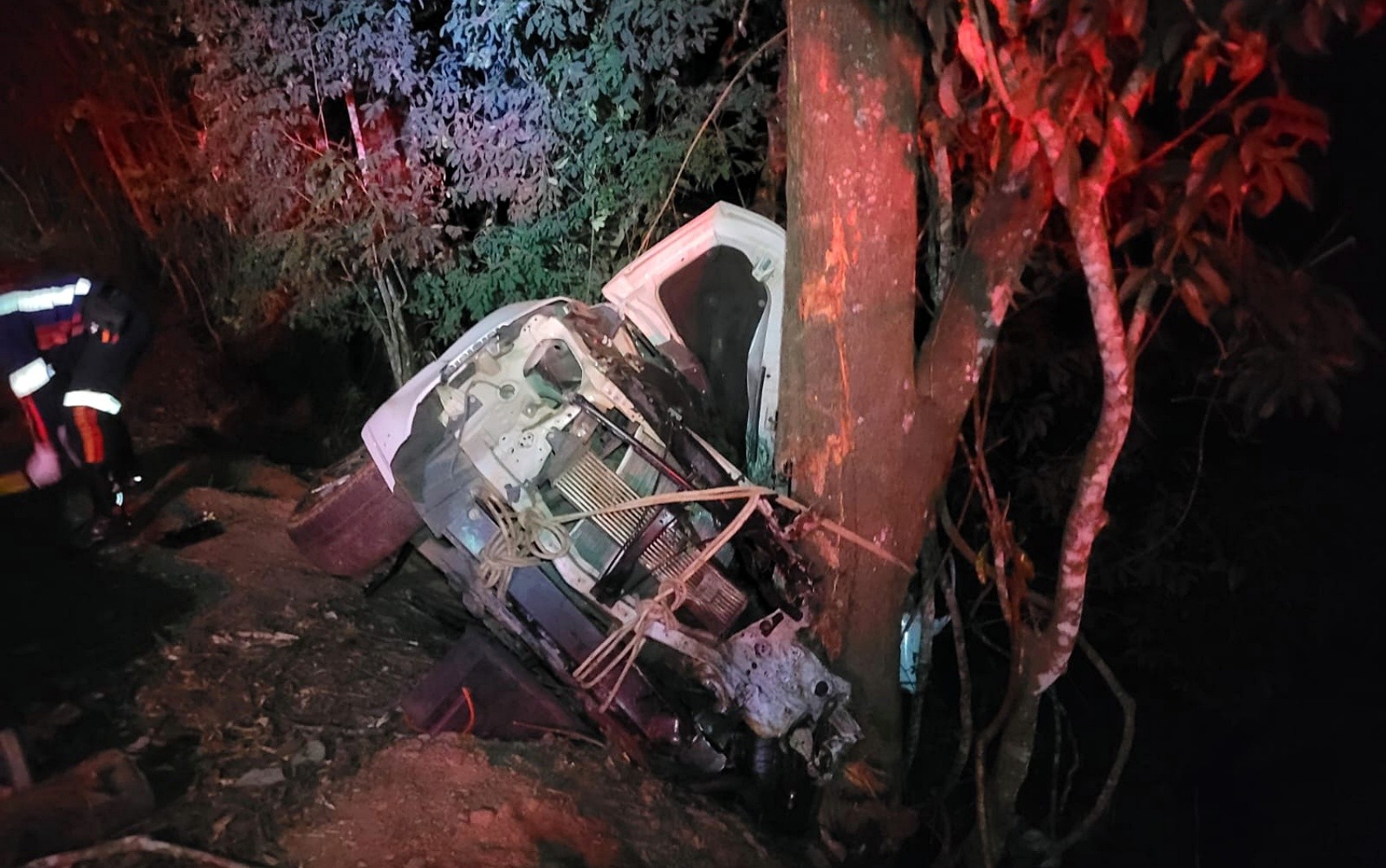 Carro capota em ribanceira em Ingaí e deixa quatro feridos; jovem fica preso às ferragens