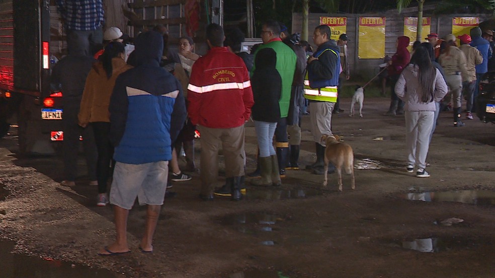 Evacuação do Lami durante enchente em Porto Alegre — Foto: RBS TV/Reprodução
