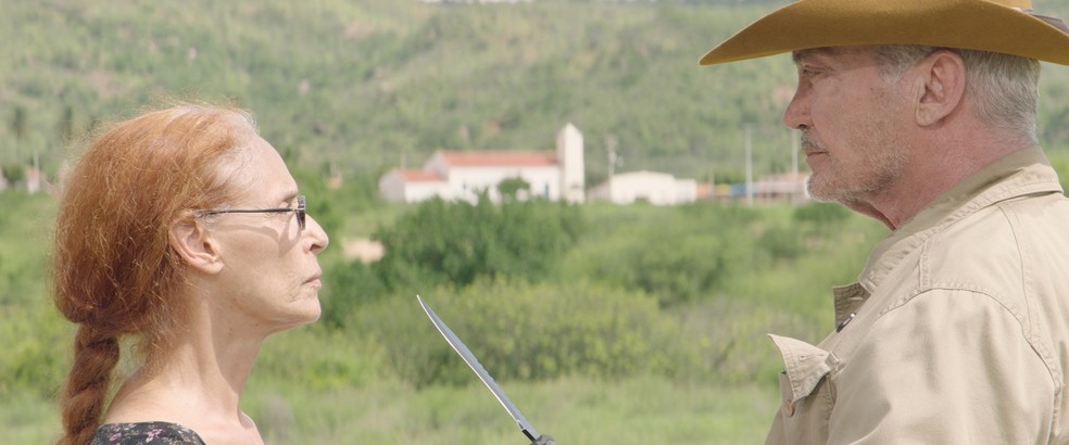 Sônia Braga e Udo Kier em cena de 'Bacurau'. — Foto: Divulgação