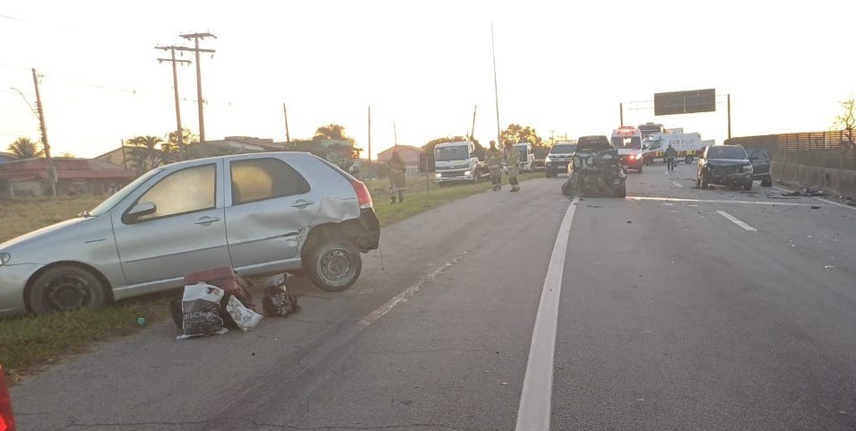 Carro na contramão provoca acidentes e deixa seis feridos na Via Dutra, em Itatiaia